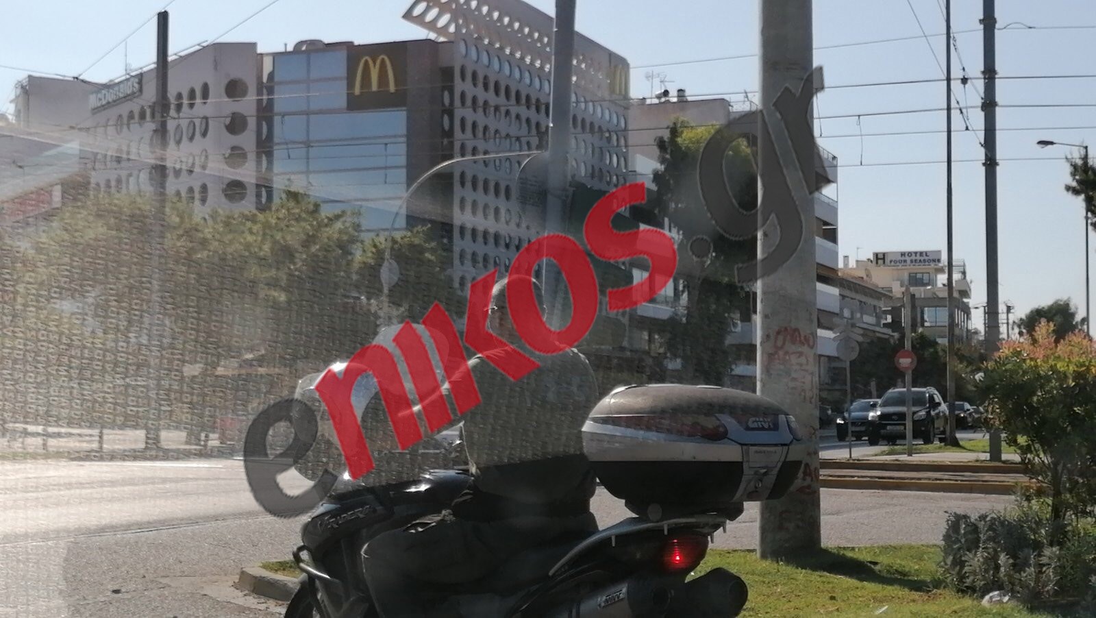 Γλυφάδα: Πεσμένο φανάρι στη λεωφόρο Ποσειδώνος – ΦΩΤΟ αναγνώστη