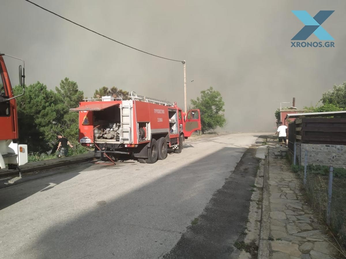 Ροδόπη: Εκκενώνεται οικισμός λόγω φωτιάς – Οι φλόγες έχουν φτάσει τα σπίτια – ΤΩΡΑ