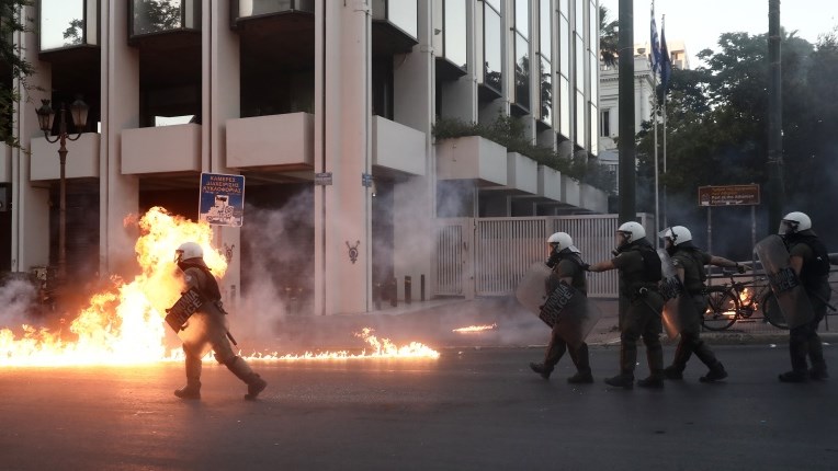 Επεισόδια έξω από τη Βουλή: Συλλήψεις, προσαγωγές και έξι αστυνομικοί τραυματίες – Την παραίτηση Χρυσοχοΐδη ζητεί ο ΣΥΡΙΖΑ