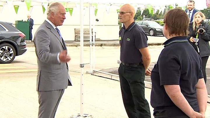 Πρίγκιπας Κάρολος: Το περιστατικό που τον τάραξε – Υπάλληλος λιποθύμησε μπροστά του – ΒΙΝΤΕΟ