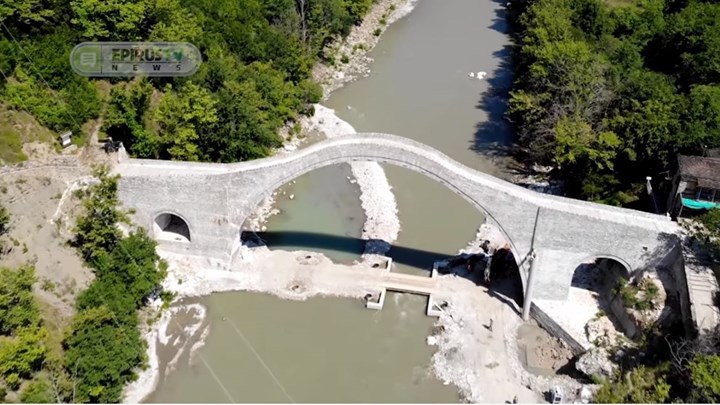 Το γεφύρι της Πλάκας στέκει και πάλι όρθιο – Επίσκεψη Μητσοτάκη το Σάββατο – ΒΙΝΤΕΟ