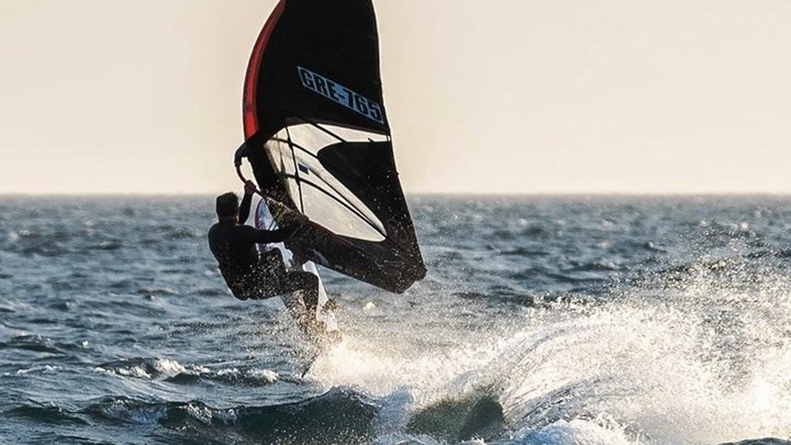 Πάτρα: Αγνοείται σέρφερ – Έρευνες από το Λιμενικό