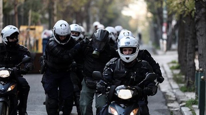 Ειδικοί φρουροί καταγγέλλουν αστυνομικό ότι απέτρεψε σύλληψη κουκουλοφόρου στα χθεσινά επεισόδια – ΦΩΤΟ