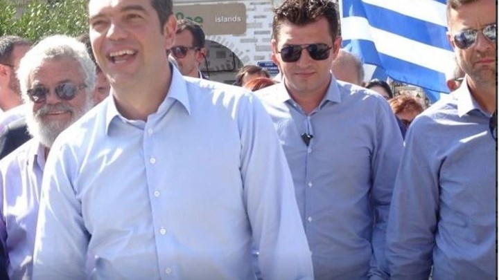 Στη Νάξο ο Αλέξης Τσίπρας – Η βόλτα στην παραλία, οι χειραψίες και οι συνομιλίες με καταστηματάρχες