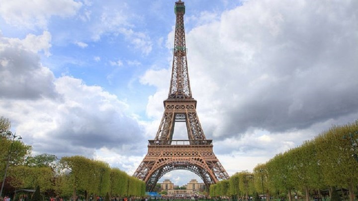 Παρίσι: Ανοίγει η ταράτσα του Πύργου του Άιφελ για… πάρτι μετά την πανδημία με DJ και μπαρ