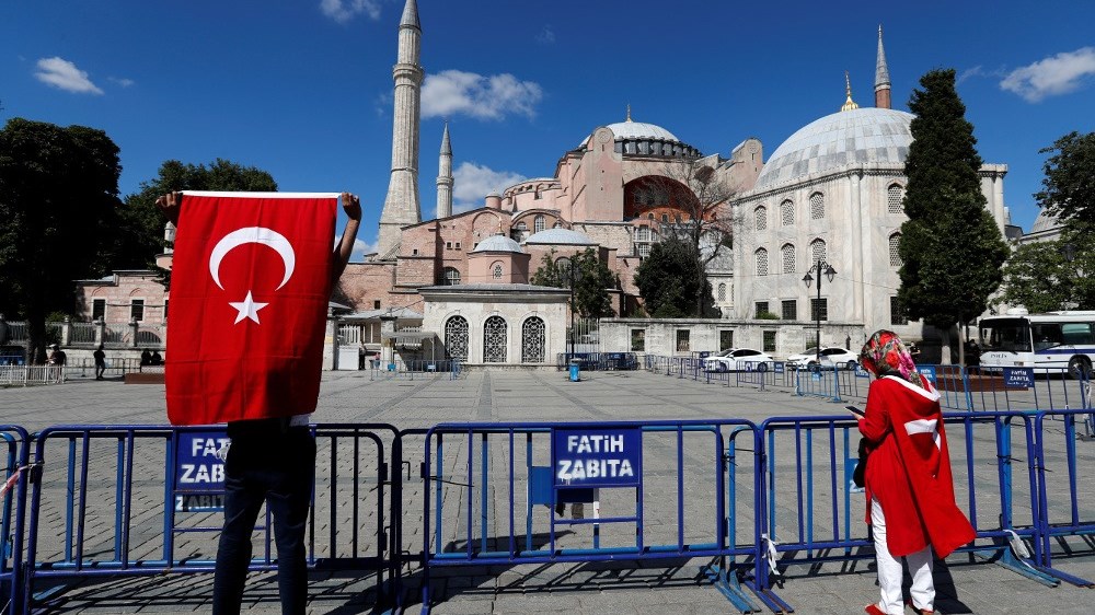 Συγκεντρώνονται οι Τούρκοι έξω από την Αγία Σοφία – ΦΩΤΟ