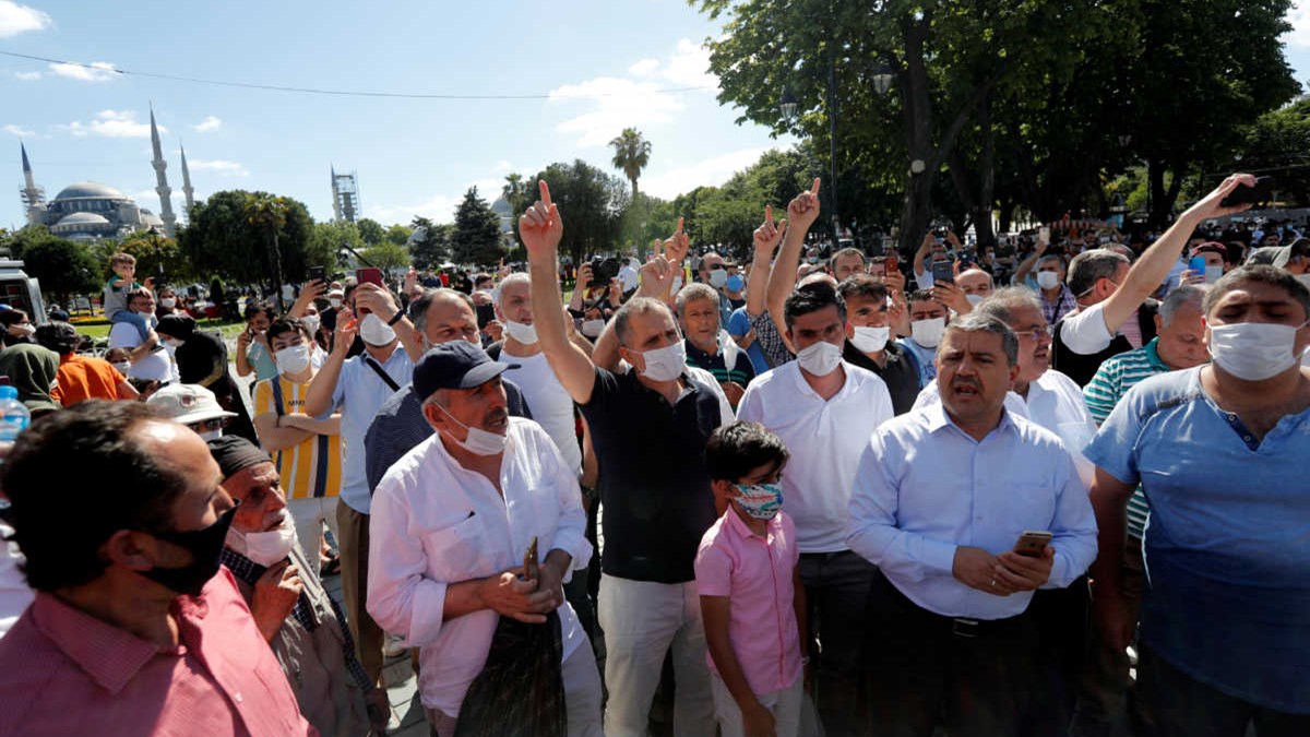 LIVE: Τούρκοι πανηγυρίζουν με σημαίες έξω από την Αγία Σοφία