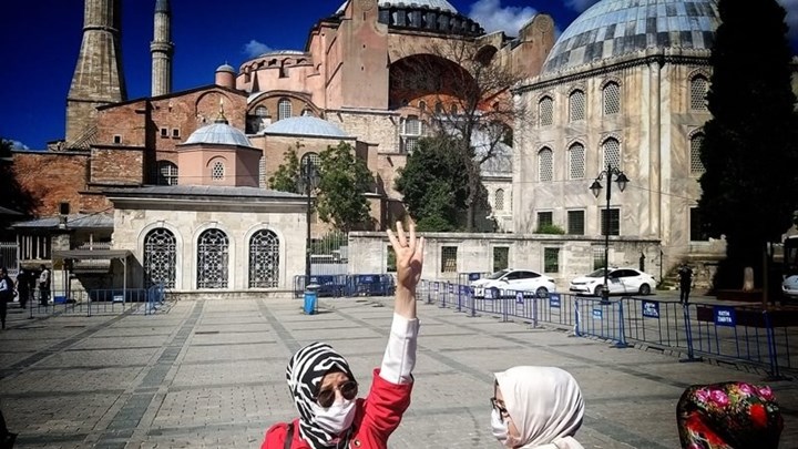 Αγία Σοφία: Οι Τούρκοι πανηγυρίζουν με «ραμπιά» – Είναι χαιρετισμός και των «γκρίζων λύκων» – ΦΩΤΟ