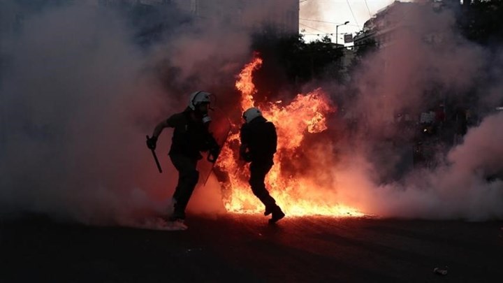 Επεισόδια στην Αθήνα: Ποινική δίωξη κατά αγνώστων για απόπειρα ανθρωποκτονίας σε βάρος αστυνομικού