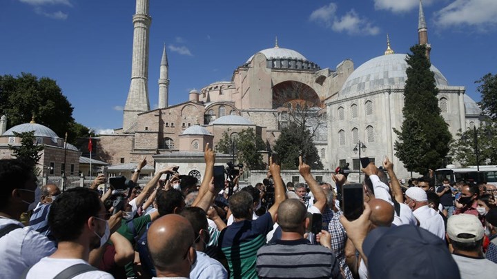 Αγία Σοφία: Ο ιμάμης έψαλε από το εσωτερικό του ναού καλώντας τους πιστούς στη λειτουργία – ΒΙΝΤΕΟ