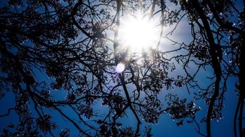 Καιρός: Ζέστη και τοπικές καταιγίδες σήμερα – Η αναλυτική πρόγνωση