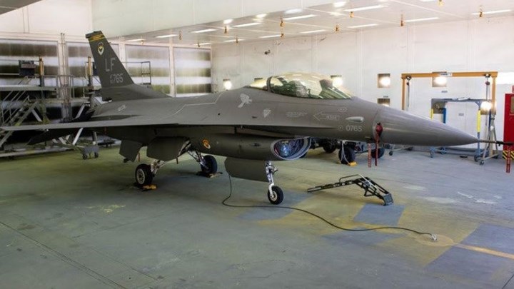 F-16 με… κοστούμι από F-35 – ΦΩΤΟ