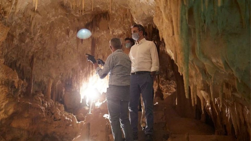 Στα Τζουμέρκα ο Κυριάκος Μητσοτάκης – Η περιήγηση στο Σπήλαιο Πραμάντων και οι selfies