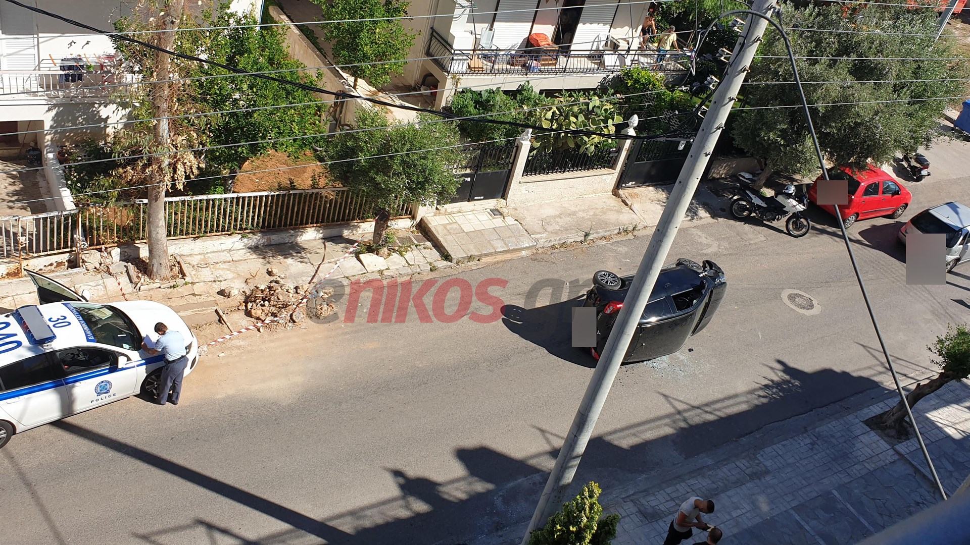 Γλυφάδα: Τροχαίο με ανατροπή αυτοκινήτου – ΦΩΤΟ αναγνώστη