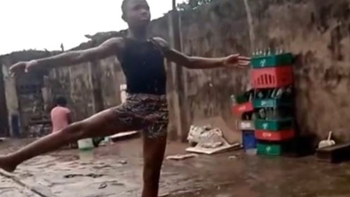 Viral 11χρονος από τη Νιγηρία: Χορεύει μπαλέτο ξυπόλητος στη βροχή – ΒΙΝΤΕΟ