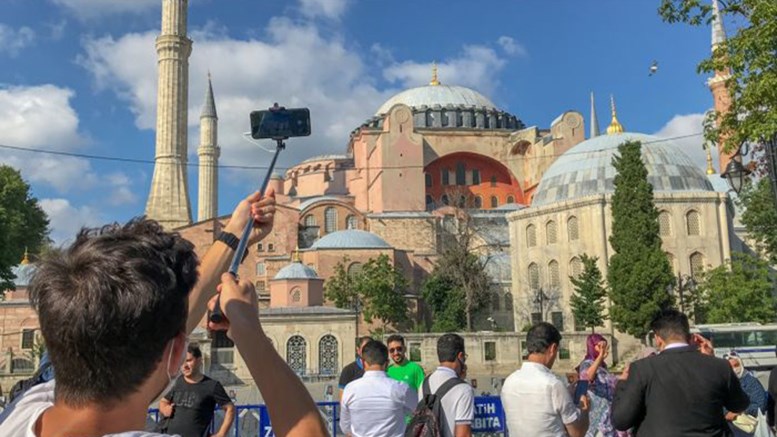 Αγία Σοφία: Την έκλεισαν οι Τούρκοι – Ξεκίνησαν τις προετοιμασίες για τη μετατροπή της σε τζαμί