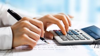 Εισφορά αλληλεγγύης: Τα δύο σενάρια για τη μείωσή της – Ποιοι και πόσο θα ωφεληθούν