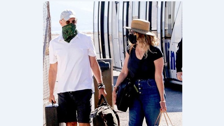 Τομ Χανκς – Ρίτα Γουίλσον: Έφτασαν στην Πάρο με ιδιωτικό τζετ – ΦΩΤΟ