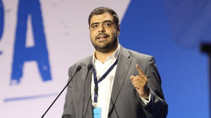 Γαμπρός ντύνεται ο πρόεδρος της ΟΝΝΕΔ – Η αλλαγή στα σχέδια λόγω κορονοϊού