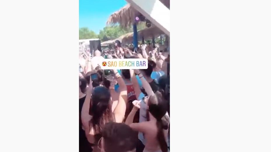 Χαμός σε beach bar στην Κάτω Αχαΐα – Ο ένας πάνω στον άλλο σε live με χιπ χοπ – ΒΙΝΤΕΟ