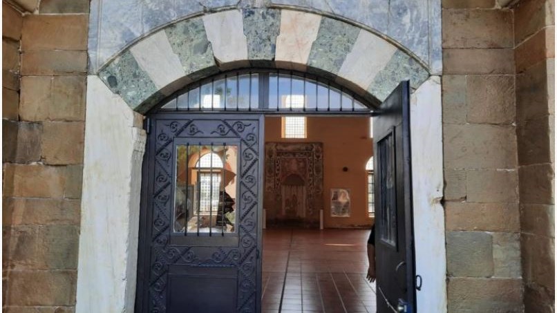 Πέταξαν πέτρες σε τζαμί στα Τρίκαλα