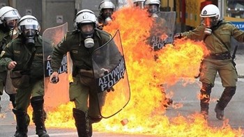 Επεισόδια στην Αθήνα: Ελεύθεροι οι συλληφθέντες στην πορεία ενάντια στο νόμο για τις διαδηλώσεις