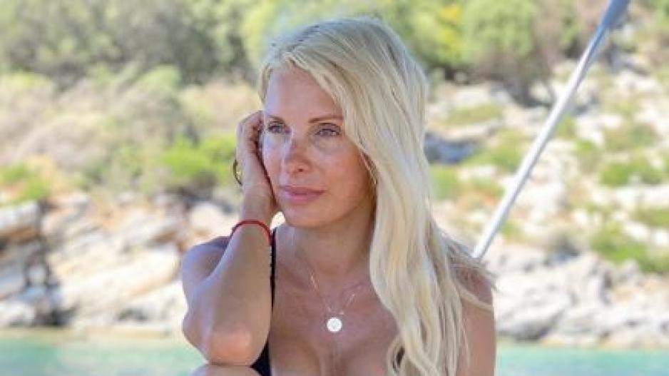 Ελένη Μενεγάκη: Στιγμές χαλάρωσης στην Άνδρο – ΦΩΤΟ