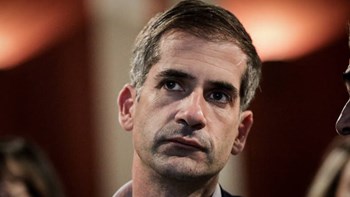 Ο Κώστας Μπακογιάννης δεν ξεχνά τον Αξαρλιάν: “Σχεδόν τρεις δεκαετίες δεν κατάφεραν να σβήσουν τη μνήμη του”