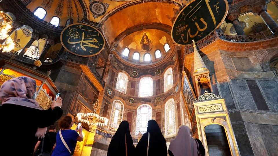 Αγία Σοφία: “Ούτε με λέιζερ, ούτε με φως θα καλυφθούν οι αγιογραφίες” λέει ο Τούρκος υπουργός Πολιτισμού