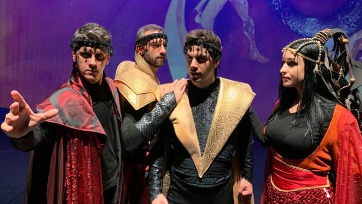 Η γερή παράσταση «Ο Θησέας και ο Μινώταυρος» της Ρουγγέρη βγαίνει σε καλοκαιρινή περιοδεία