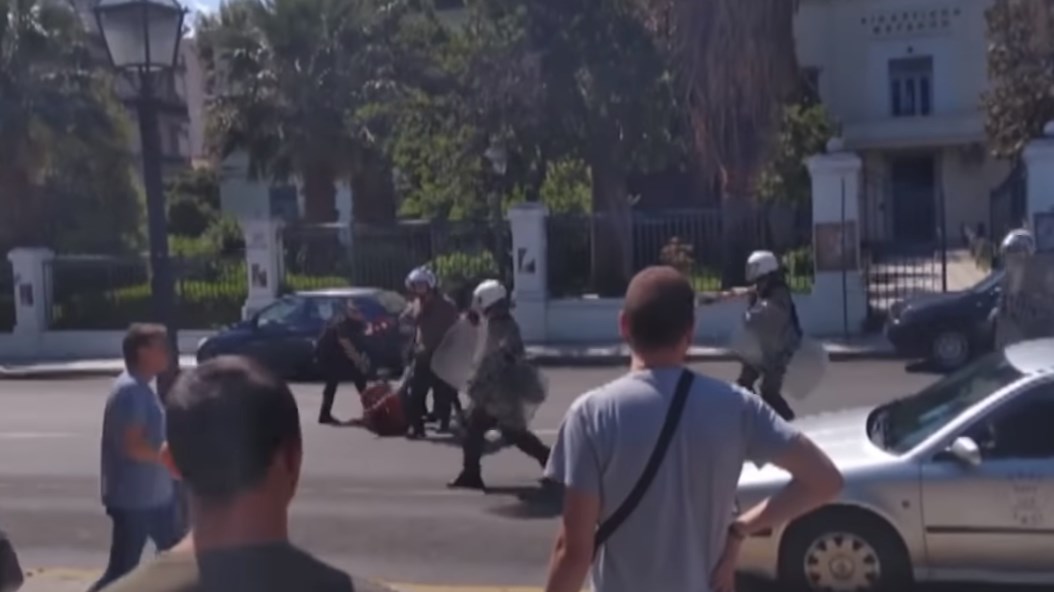 Βασίλης Μάγγος: Αυτό είναι το ΒΙΝΤΕΟ του ξυλοδαρμού που έστειλε το υπουργείο Προστασίας του Πολίτη στον Συνήγορο του Πολίτη