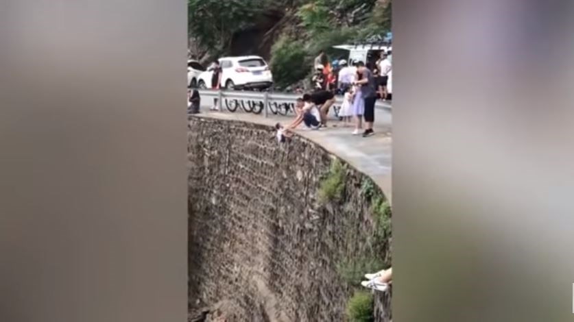 Οργή για τον άντρα που έβαλε παιδί να κρέμεται σε γκρεμό για μια… φωτογραφία – ΒΙΝΤΕΟ