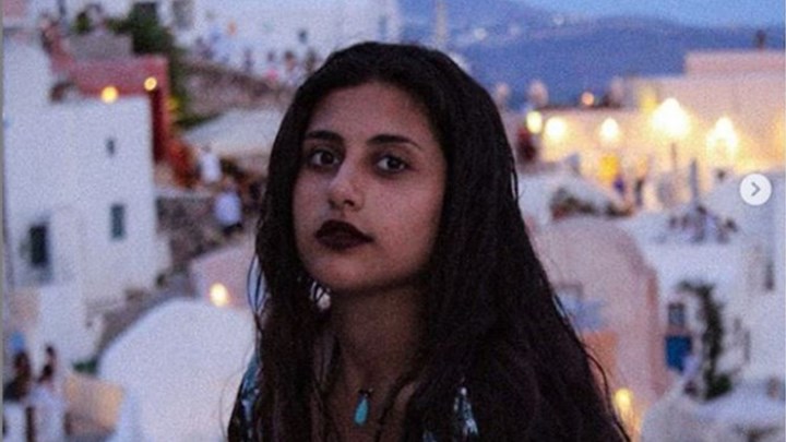 Κόρη πασίγνωστου Έλληνα ηθοποιού είναι μουσικός του δρόμου – ΒΙΝΤΕΟ