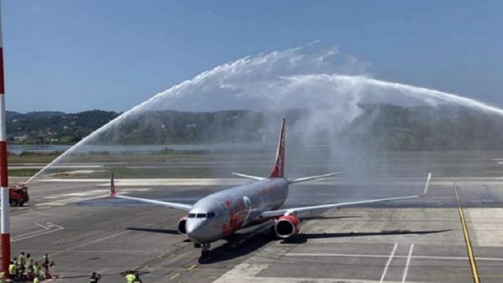 Κέρκυρα: Με αψίδες νερού υποδέχθηκαν την πρώτη πτήση από τη Μεγάλη Βρετανία – ΦΩΤΟ