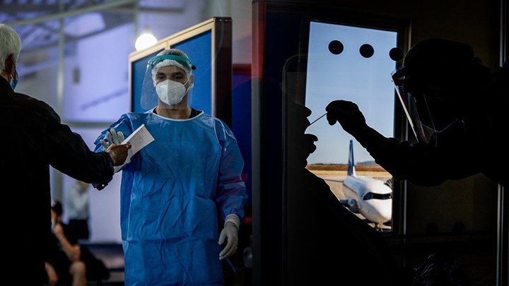 Κορονοϊός: Σαρωτικοί έλεγχοι για να μπει “φρένο” στα κρούσματα – Επιμένουν για τη μάσκα οι ειδικοί