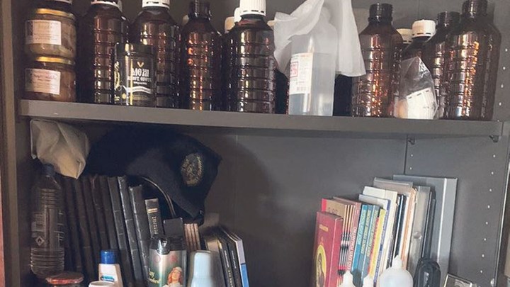 “Μαϊμού” – γιατρός: Αυτό είναι το “φαρμακείο” με τα σκευάσματα στο πολυτελές σπίτι του – ΦΩΤΟ
