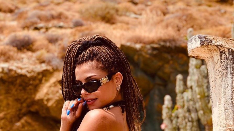 Ελευθερία Ελευθερίου: Topless στη Σαντορίνη με φόντο το απέραντο γαλάζιο – ΦΩΤΟ