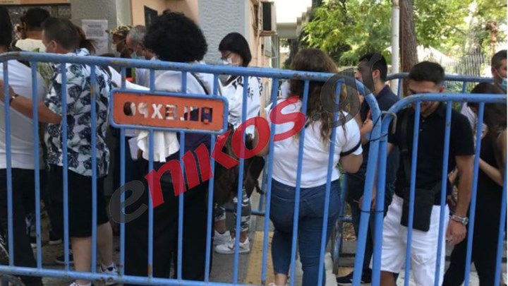 Ουρές έξω από την Αποκεντρωμένη Διοίκηση Μακεδονίας – Θράκης – ΦΩΤΟ Αναγνώστη