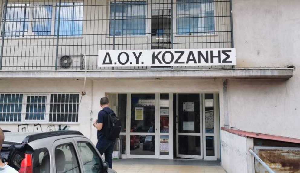 Επίθεση με τσεκούρι στη ΔΟΥ Κοζάνης: Δύο οι διασωληνωμένοι – Στην Κοζάνη ο Γιώργος Πιτσιλής