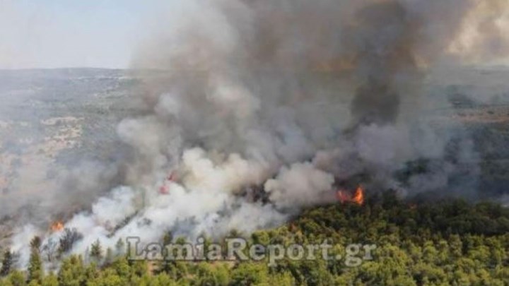 Φωτιά στον Θεολόγο: Νέες εικόνες από το πύρινο μέτωπο – Πού έχει διακοπεί η κυκλοφορία