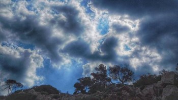 Καιρός: Αίθριος με μελτέμι σήμερα – Πού θα σημειωθούν τοπικές βροχές και καταιγίδες