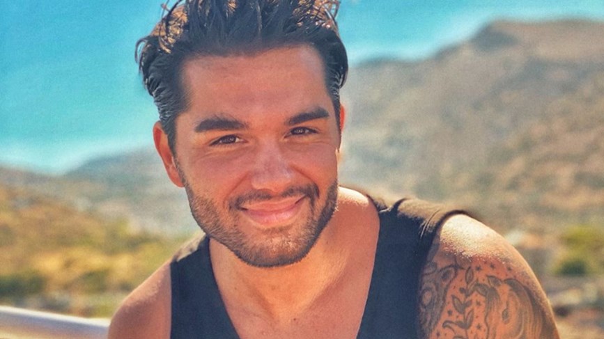 Χρήστος Μάστορας: Ποζάρει ημίγυμνος και αφιερώνει… μαντινάδες – ΦΩΤΟ