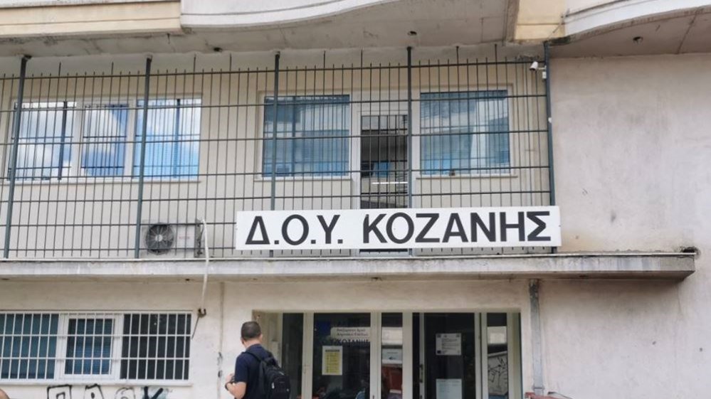 Κοζάνη: Ο πρόεδρος των εφοριακών αποκαλύπτει όσα κατέγραψαν οι κάμερες ασφαλείας – Σοκαριστικό βίντεο