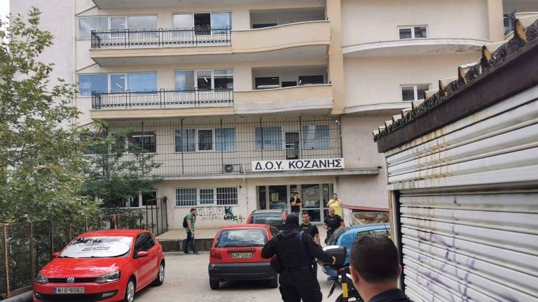 Κοζάνη: Ανατριχίλα – Ο δράστης είχε μαζί του εκτός από τσεκούρι, πριόνι και δρεπάνι – Η ανακοίνωση της ΕΛ.ΑΣ.