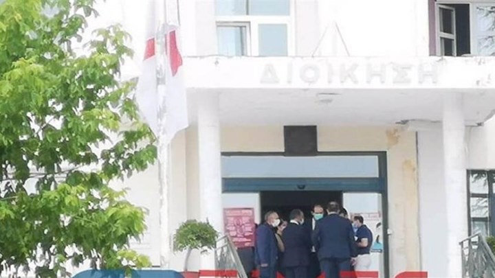 Επίθεση με τσεκούρι στην Κοζάνη: Επισκέφθηκαν τους τραυματίες εφοριακούς οι Σταϊκούρας και Πιτσιλής – ΒΙΝΤΕΟ