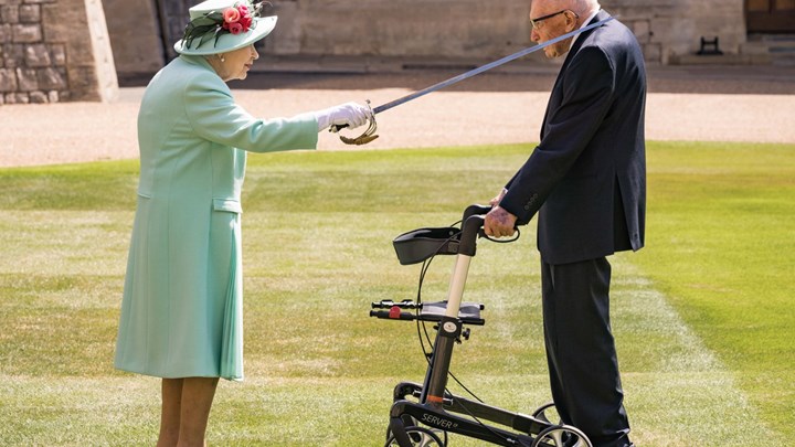 Η βασίλισσα Ελισάβετ έχρισε ιππότη τον “Κάπτεν Τομ” – Μάζεψε 36 εκατ. ευρώ για τους επαγγελματίες υγείας