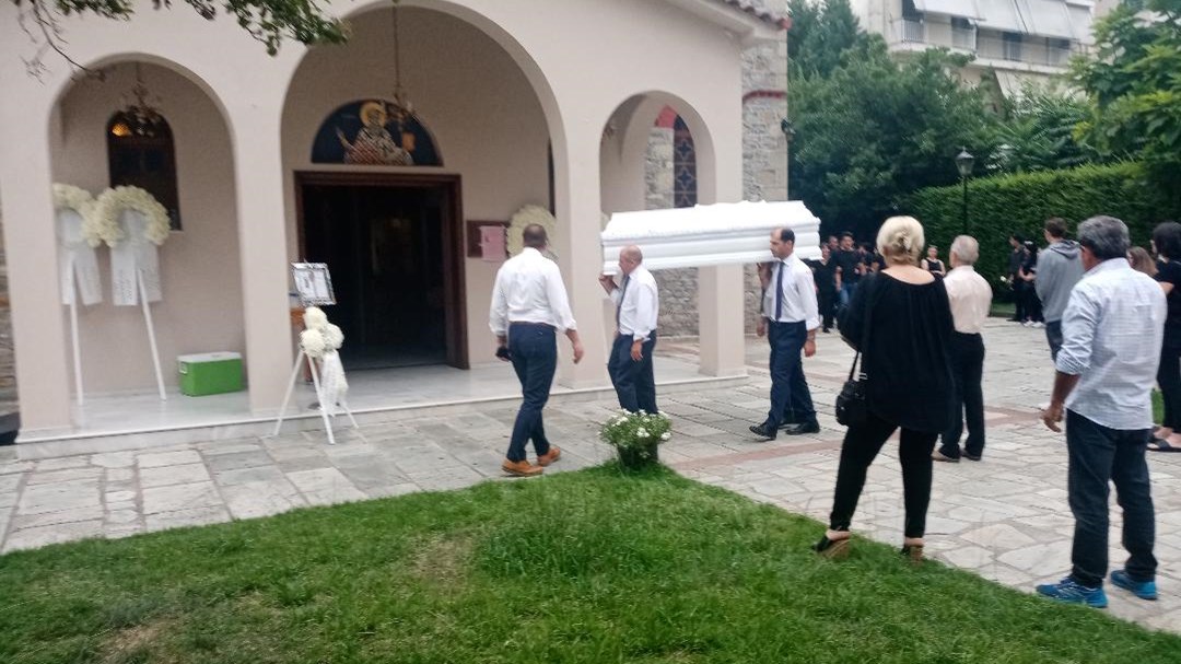 Τρίκαλα: Ράγισαν καρδιές στην κηδεία της 16χρονης Μαρίας – ΦΩΤΟ – ΒΙΝΤΕΟ