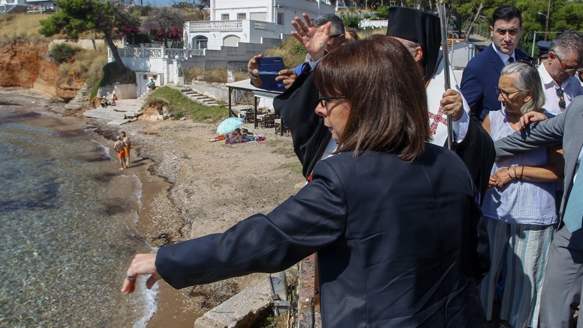 Μάτι: “Ξύπνησαν” φρικτές μνήμες – Μνημόσυνο για τα 102 θύματα της φονικής πυρκαγιάς  – ΒΙΝΤΕΟ