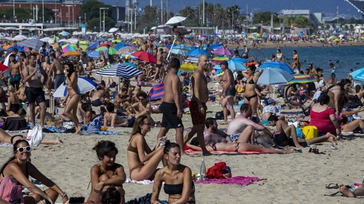 Κορονοϊός: Οι Ισπανοί γέμισαν τις παραλίες παρά τις αυστηρές συστάσεις των καταλανικών αρχών