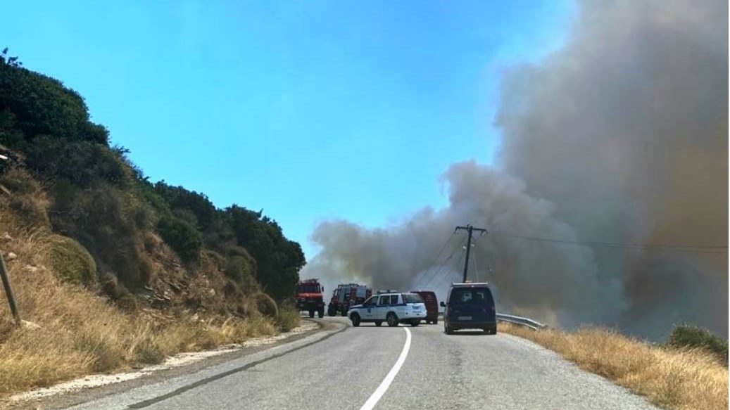 Φωτιά στην Άνδρο: Εντολή εκκένωσης δύο οικισμών – Ενισχύονται οι δυνάμεις της Πυροσβεστικής